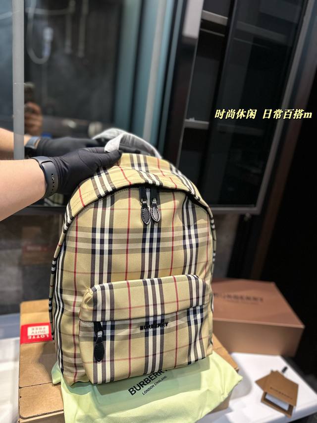 Bur双肩包这款背包以标志性burberry Trench风衣的独创面料作为灵感来源，采用与棉质嘎巴甸同为密织结构的柔韧尼龙材质制成。真的是好用到心坎里。轻便又