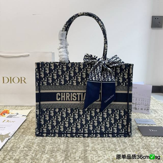 折叠盒 原版布 Dior Book Tote 由玛丽亚．嘉茜娅．蔻丽 Maria Grazia Chiuri 呈献的 Book Tote 手袋优良体现了 Dio