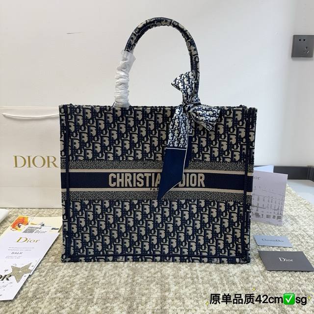 折叠盒 原版布 Dior Book Tote 由玛丽亚．嘉茜娅．蔻丽 Maria Grazia Chiuri 呈献的 Book Tote 手袋优良体现了 Dio