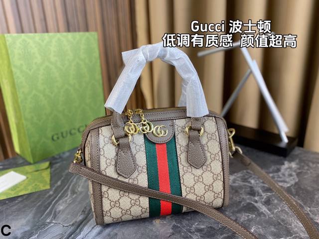 配盒 Gucci波士顿枕头包 简约干练极富现代气息的设计感 结合鲜艳靓丽的红绿带搭配 不知道俘获了多少女生的芳心 包型挺阔 简约而不简单 轻松搭配就能将高级感体