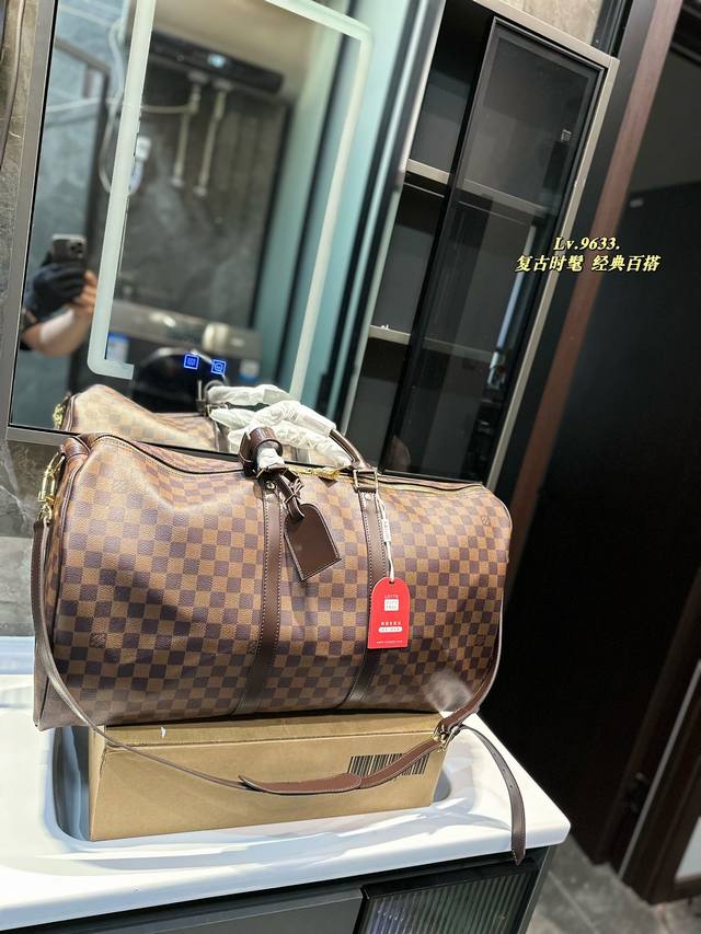 超酷中lv Keepall老花旅行袋 Lvkeepall 出差旅行最常用的一只包 这是超酷的一只包 可以做健身包，也可做旅行袋 容量超级感人非常的实用 出差三四