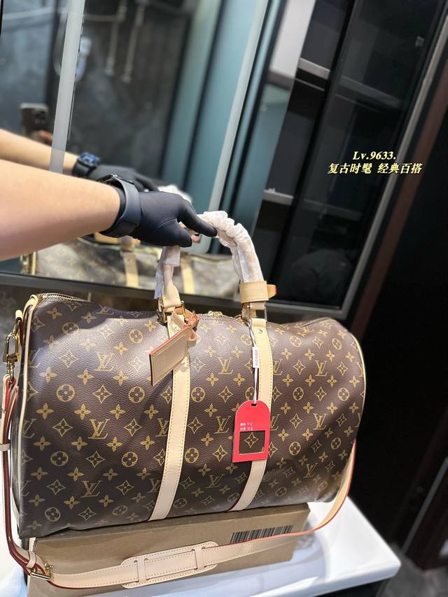 超酷中lv Keepall老花旅行袋 Lvkeepall 出差旅行最常用的一只包 这是超酷的一只包 可以做健身包，也可做旅行袋 容量超级感人非常的实用 出差三四