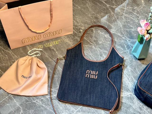 牛仔 飞机盒包装 Miumiu 伊势丹限定 托特包 Miumiu伊势丹限定款tote 也太好看了 Miumiu 这款tote 可能是它家出过的包里我最喜欢的一款