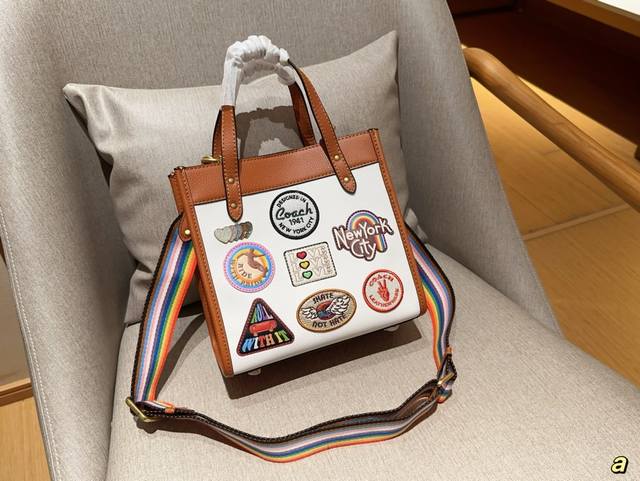 Coach 蔻驰 23秋冬新品field Tote22号徽章托特包斜挎包 彩虹肩带 尺寸22Cm 礼盒包装