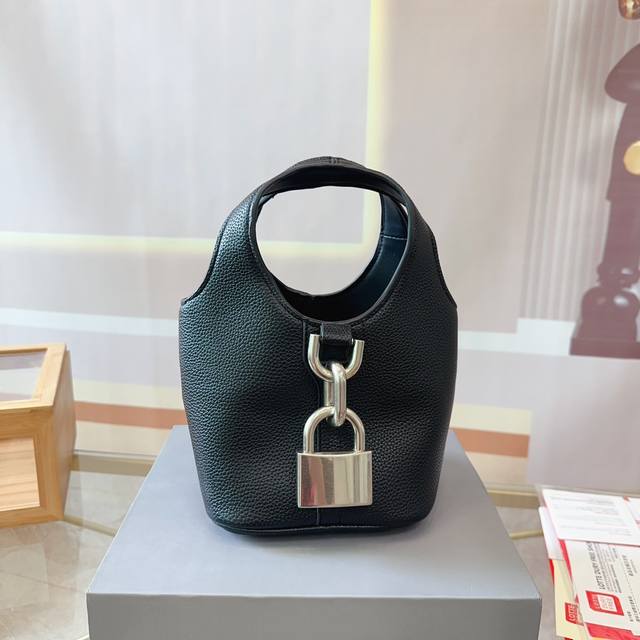 折叠礼盒包装 巴黎世家 Balenciaga Locker锁头包 头层牛皮 原单品质到没朋友 就是酷 时尚感超强 辦识度很高 方方正正很能装，上身也帅气 尺寸1