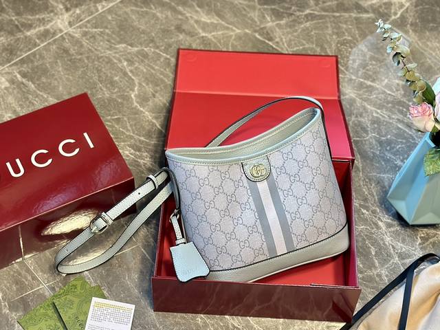 折叠礼盒 Gucci 新款 夏日甜心配色 Ophidia Hobo腋下包 今天的气场是hobo给的！！！ 等这个包开发到改版到等五金差不多一个月， 这个包真的非