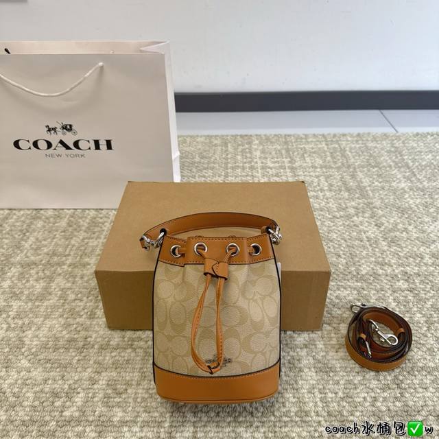 配礼盒 Coach 蔻驰 新款 水桶包 新配色被治愈的感觉 整体超级优雅别致 简直温柔小仙女 专柜款 定制面料 Logo五金 Logo内衬 尺寸：17*12*1