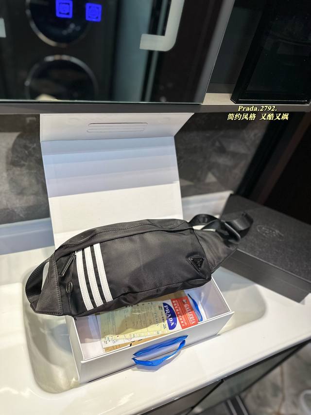 Prada胸包 腰包普拉达prada 联名adidas 降落伞布料专柜爆款系列多用款背包 可做胸包 腰包 斜挎包 一包多用哦 男女通用款哦 众多明星追捧的单品哦