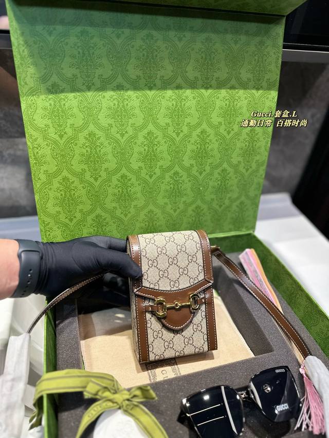 礼盒包装 Gucci 1955手机包眼镜车挂扩香石小扇子 1955系列中的一款力作，迷你造型让该系列的标志性配件更加吸睛。 .米色和乌木色gg Supreme帆