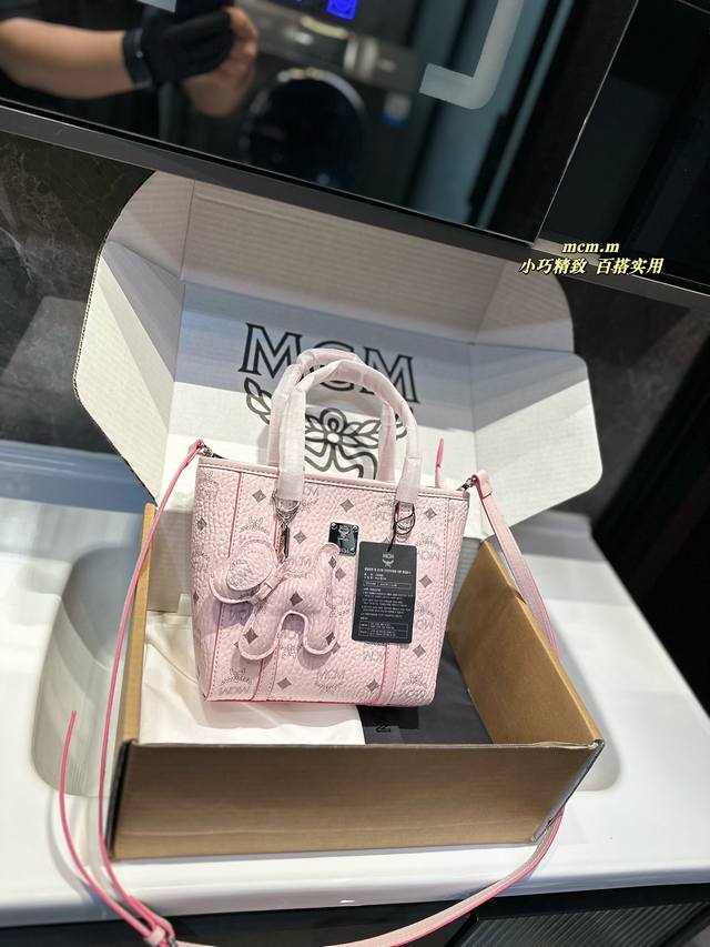 礼盒包装 Mcm 菜篮子 绝对是百搭必备单品 越看越好看看着小小一只容 量还是挺大的 可以加内胆和磨损扣 这样背起来会放心很多喜欢的姐妹大胆的放心入手尺寸20.