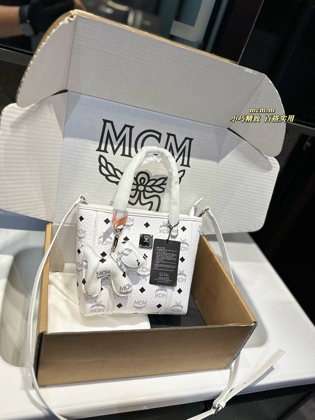 礼盒包装 Mcm 菜篮子 绝对是百搭必备单品 越看越好看看着小小一只容 量还是挺大的 可以加内胆和磨损扣 这样背起来会放心很多喜欢的姐妹大胆的放心入手尺寸20.