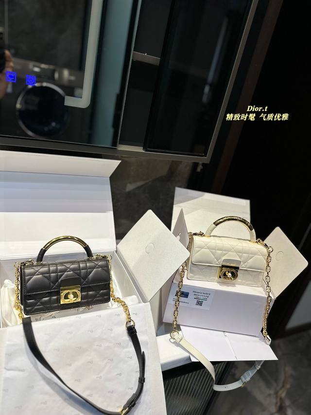 礼盒包装 Dior 1Nen新款 Dior Ange 珍珠链条手柄包 2024 春夏新品，小牛皮材质，兼具优雅气质与实用功能，藤格纹多层设计，容量最佳！搭配可拆