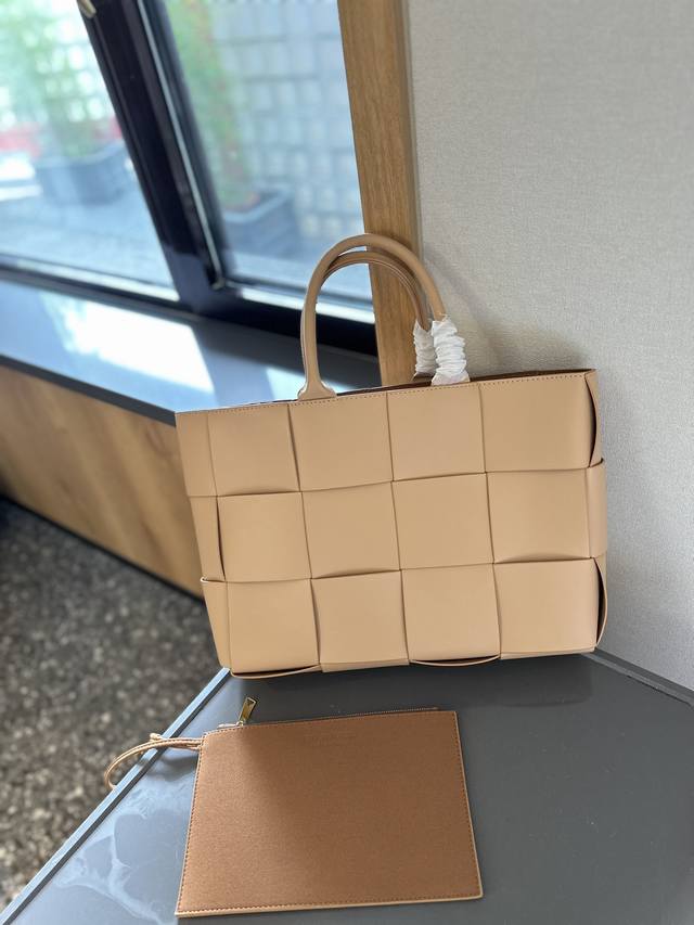 礼盒包装 Bv编织购物袋新款托特手袋 Bottega Veneta 春夏新款购物袋。实物非常美，很飒，自重非常非常轻通勤完全无压力，也不会很大，总之- -切刚刚