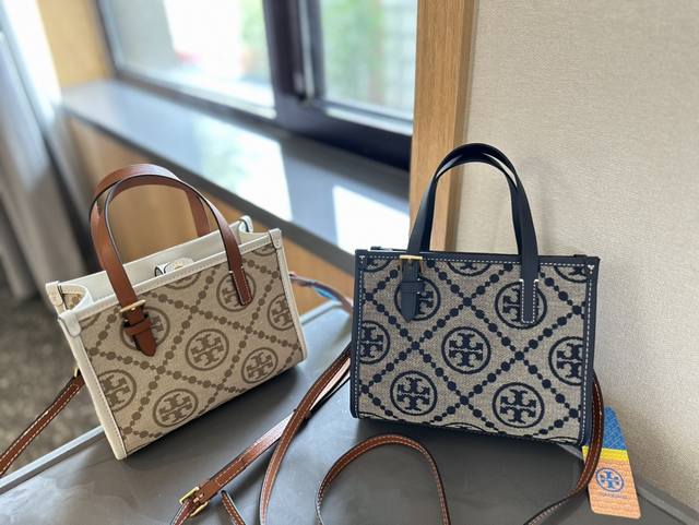 原单 折叠礼盒包装 托里伯奇tb Monogram Tote 最佳出行单品 颜值很到位 时尚又潮流 尺寸20Cm 加上又a又飒的感觉风格！