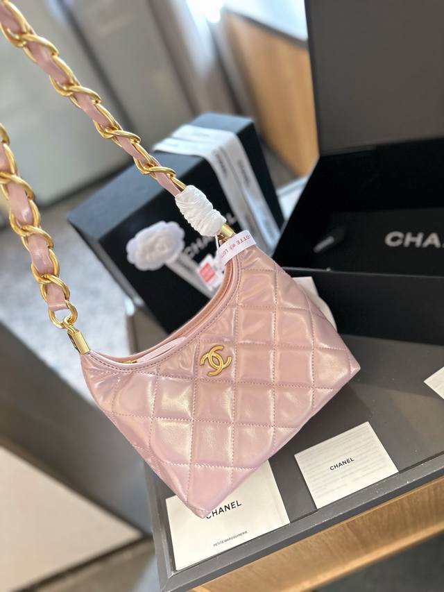 折叠礼盒包装 Chanel 香奈儿 24 新品 Hobo 腋下包 谁能拒绝一个能装又好看的hobo啊！ 还是羊皮黑金hobo 而且链条也很特别 虽然链条是看起来