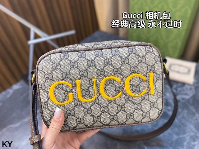 配盒 Gucci男士相机包 经典配色 彰显品牌的标志性风格 暗纹logo的点缀 展现品牌的时尚气息与独特魅力 经典款式 永不过时 让你随时散发自信风采 尺寸：2