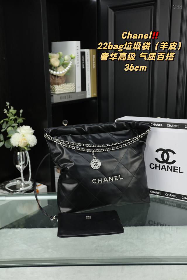 大号 配折叠盒 中号 配折叠盒 Chanel香奈儿 22Bag垃圾袋 羊皮 我可太喜欢慵懒风了～ 对于这种慵懒风包包完全 没有抵抗力，22Bag 包身自重轻容量