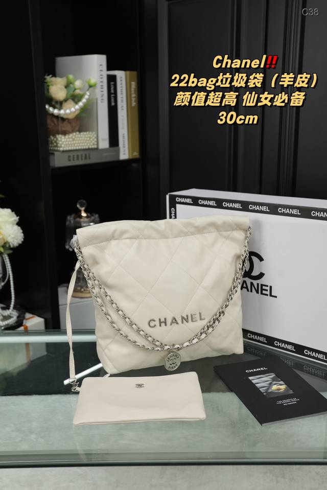 配折叠盒 Chanel香奈儿 22Bag垃圾袋 羊皮 我可太喜欢慵懒风了～ 对于这种慵懒风包包完全 没有抵抗力，22Bag 包身自重轻容量大，旅游，健身房，通勤