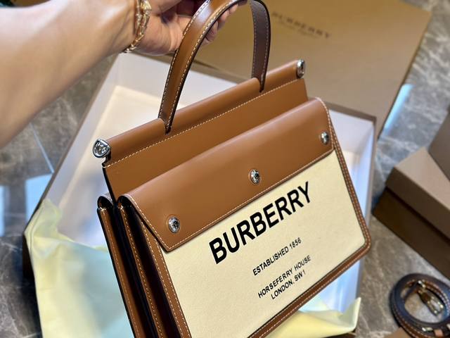 礼盒包装 Burberry 巴宝莉托特包 Horseferry格纹帆布拼接小牛皮简直必备款 上身真的很好看经典气质款 日常出行 容量很大 尺寸：30*10*23