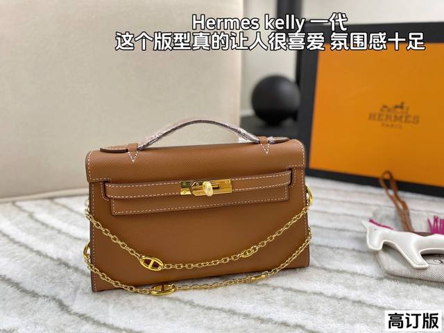 配全套包装 高订版 爱马仕kelly一代 一眼万年 这高级的质感谁敢与之匹敌啊~真的太有氛围感了 包型又特别立挺 背着ta上街可太有面儿了~开口比较大收纳物品都