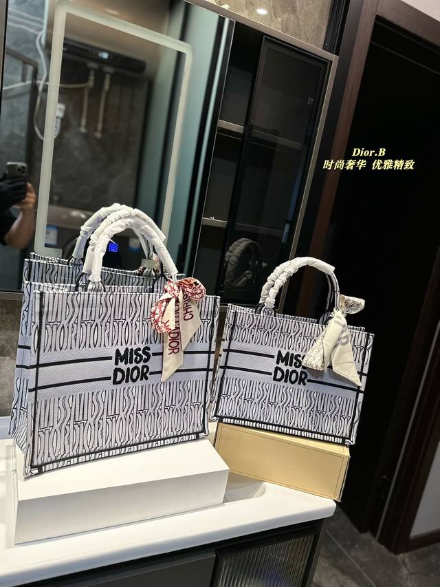 礼盒包装 Dior 原版布提花 Dior Book Tote今年最喜欢的一款购物袋 Tote我用的次数最多的包 迪奥因为容量超级大 不管什么东西都向里面放 当然