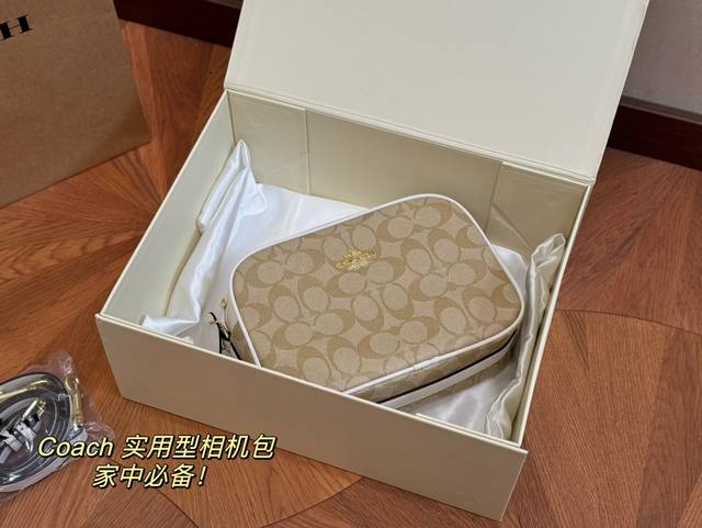 配盒 蔻驰相机 2024新品 情人节限定版 很百搭！很精致！ 小包包最近简直太火了 性价比超高！ 腋下很是加分！ 尺寸：21*15Cm