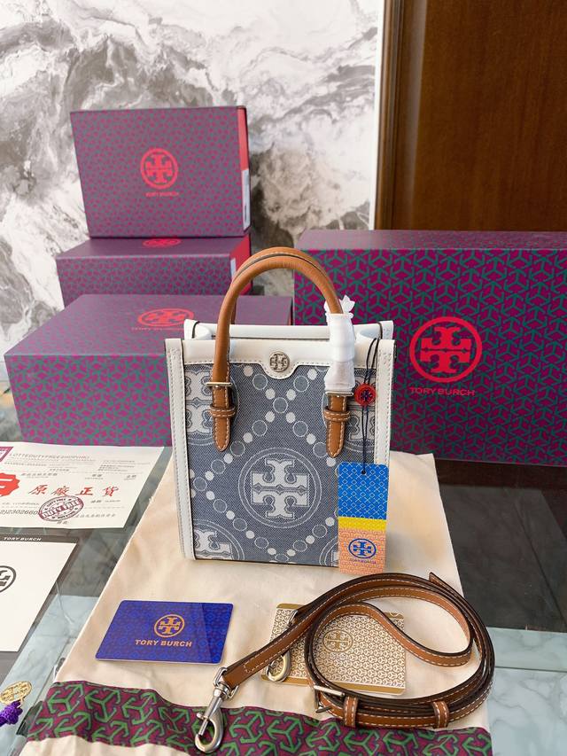 复刻版 牛皮 Monogram Mini Tote新款到店啦 美炸天的tory Burch琴谱包 复古竖版迷你托特tote超有时尚感 可手提斜挎单肩多用，百搭实