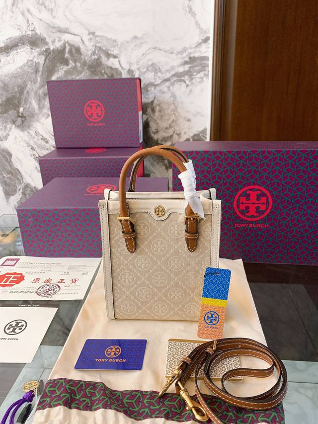 复刻版 牛皮 Monogram Mini Tote新款到店啦 美炸天的tory Burch琴谱包 复古竖版迷你托特tote超有时尚感 可手提斜挎单肩多用，百搭实