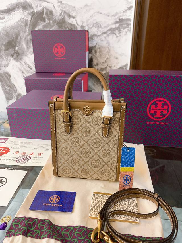 复刻版 牛皮 Monogram Mini Tote新款到店啦 美炸天的tory Burch琴谱包 复古竖版迷你托特tote超有时尚感 可手提斜挎单肩多用，百搭实