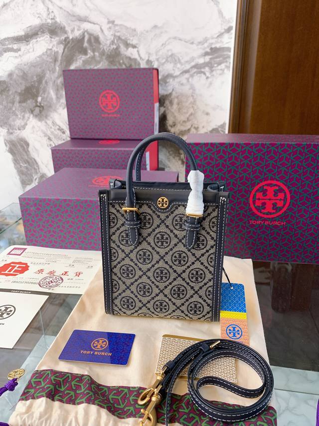 复刻版 牛皮 Monogram Mini Tote新款到店啦 美炸天的tory Burch琴谱包 复古竖版迷你托特tote超有时尚感 可手提斜挎单肩多用，百搭实