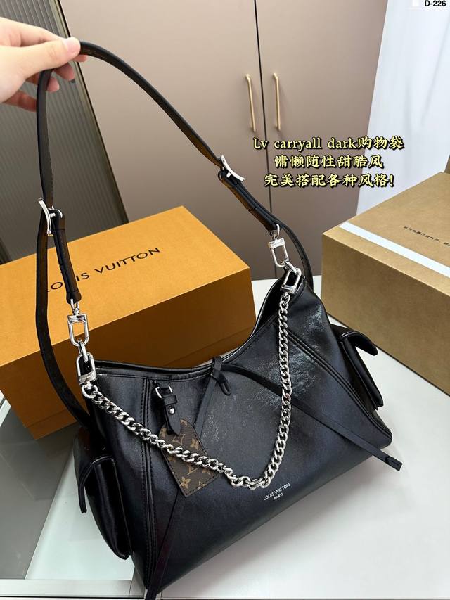 Lv Carry All Dark购物袋 怎么选 Carryall 老花版已经很受欢迎了 新版本carryall 黑武士相当不错哦！ 全黑的小牛皮轻松诠释随意感