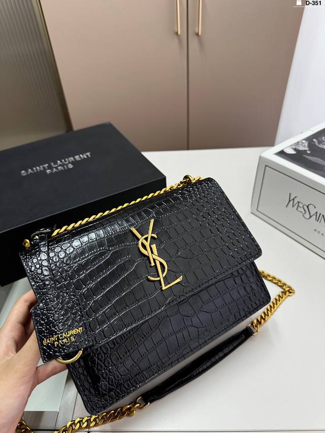 圣罗兰ysl Sunset日落包圣罗兰ysl Sunset日落包真的是精致浪漫的代名词，低调不张扬流畅的线条，挺阔的包型，硬朗的风格，黑色光面牛皮配金色logo