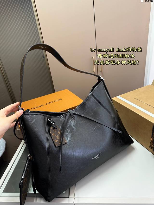 Lv Carry All Dark购物袋 怎么选 Carryall 老花版已经很受欢迎了 新版本carryall 黑武士相当不错哦！ 全黑的小牛皮轻松诠释随意感