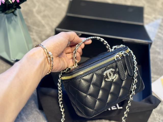 折叠礼盒 Chanel 新品 高级镶金镂空编织手柄 盒子包 化妆包 小箱子 最近的盒子包系列真的好火，小盒子当然是异常可爱啦y。尺寸 16 10 8Cm