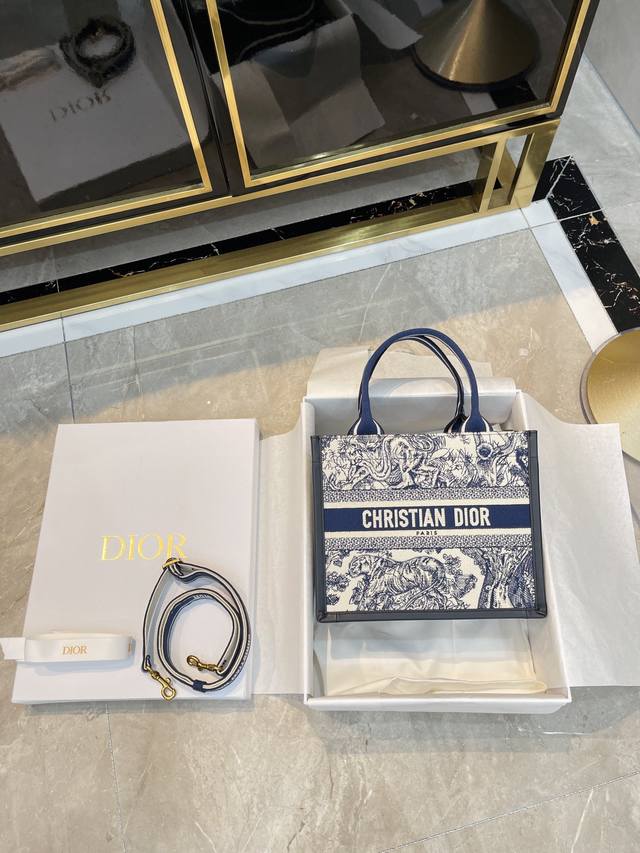 刺绣 折叠礼盒 Dior Book Tote 24新版 茹伊印花动物园款它来喽！ 不得不说，D家确实好会玩啊 可以背的托特！简直不要太棒 在最最最经典的托特上又