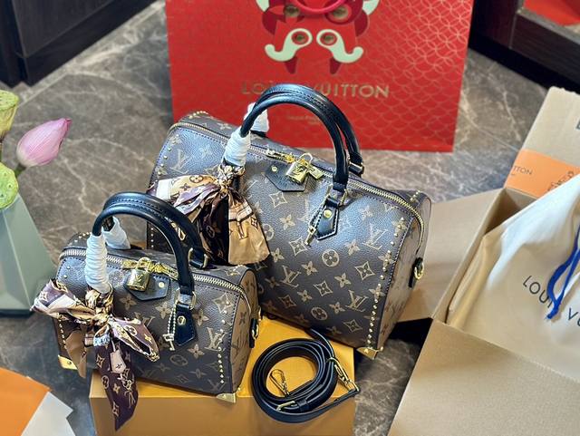 礼盒包装 Lv 新款 Speedy 铆钉枕头包 Lv Ysl Dior新款系列 枕头包 手袋,全网首发 Lv Speedy 枕头包这款retiro 手袋以标志性