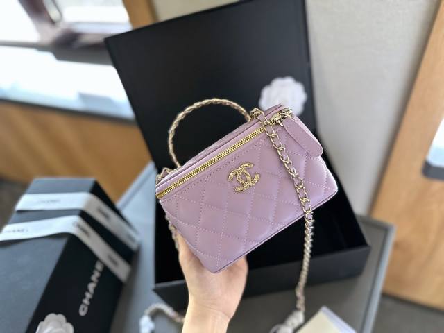 折叠礼盒包装 Chanel 新品 高级镶金镂空编织手柄 盒子包 化妆包 小箱子 最近的盒子包系列真的好火，小盒子当然是异常可爱啦。尺寸 16 10 8Cm