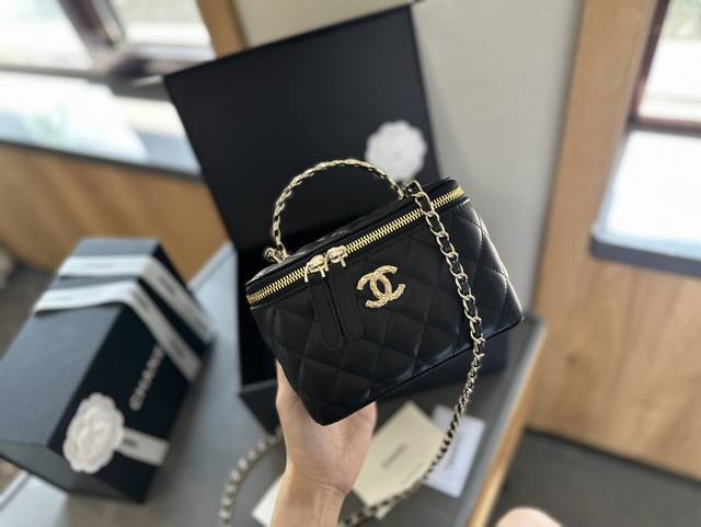 折叠礼盒包装 Chanel 新品 高级镶金镂空编织手柄 盒子包 化妆包 小箱子 最近的盒子包系列真的好火，小盒子当然是异常可爱啦。尺寸 16 10 8Cm