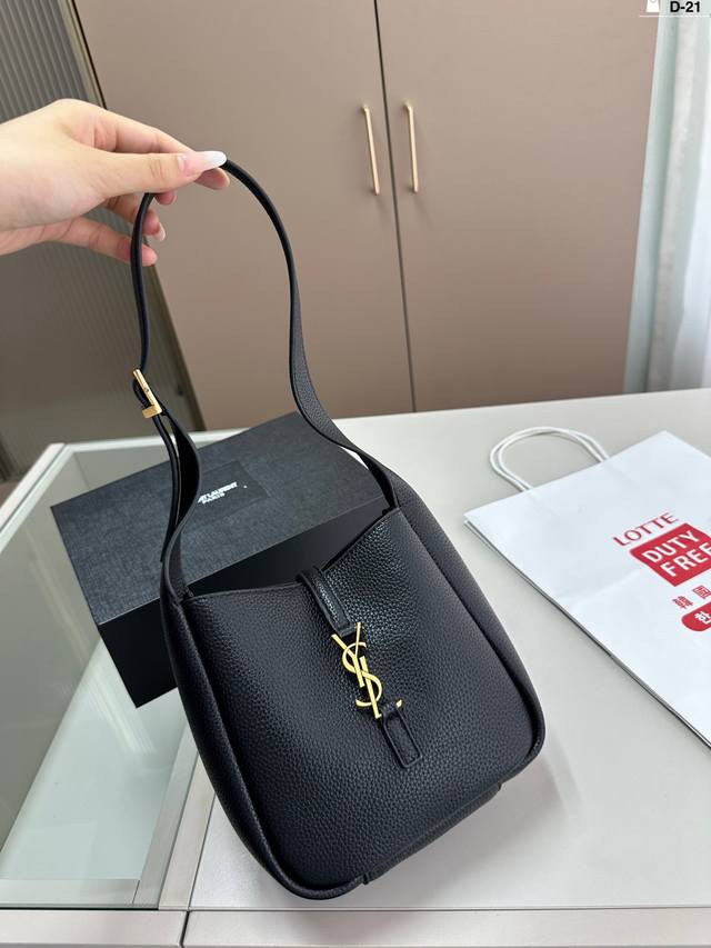 圣罗兰ysl Ysl Hobo腋下包 下一个爆款就它啦！ 轻巧又充满时尚感！ 真的是巨好背！！ D-21尺寸18.6.16折叠盒