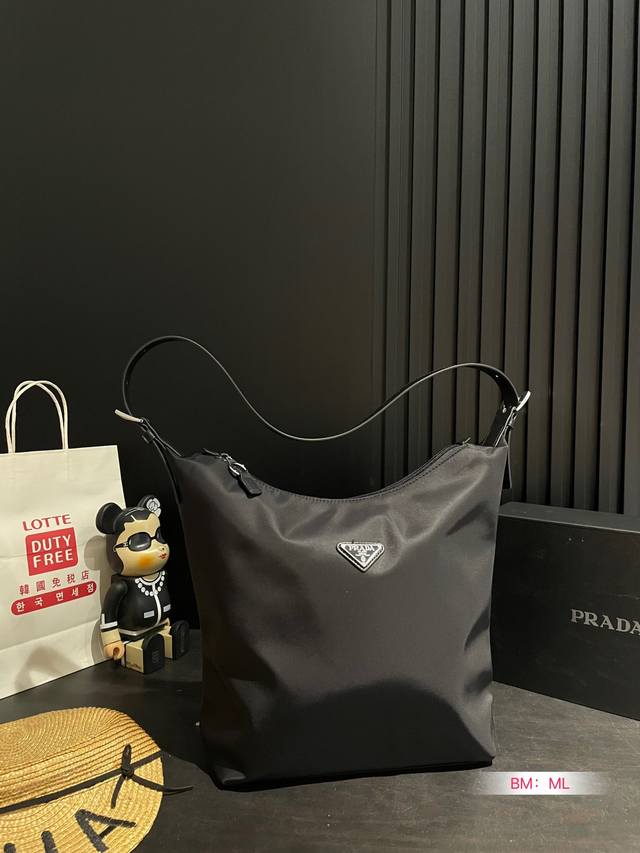 配盒 Prada Hobo中古腋下包 皮质肩带更复古硬挺一些 多了一份随意和简单，普拉达 完全的时尚百搭！ 尺寸：30*31