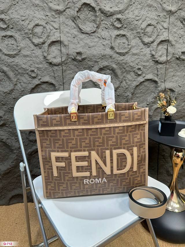 尺寸35.30Cm Fendi Tote 托特包“阳光手提袋” 芬迪托特购物包气场十足 简单字母logo设计复古风的时髦精 琥珀色双手柄是最大亮点 小号配有肩带