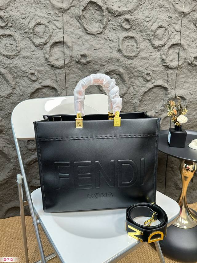 尺寸35.30Cm Fendi Tote 托特包“阳光手提袋” 芬迪托特购物包气场十足 简单字母logo设计复古风的时髦精 琥珀色双手柄是最大亮点 小号配有肩带