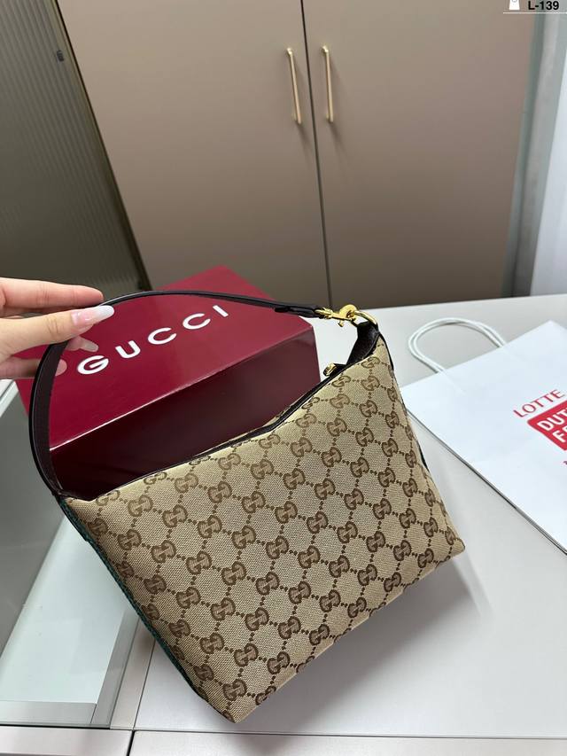 Gucci酷奇便当饭盒包 Gucci 新款 Hobo 腋下包 今天的气场是hobo给的！！！ 这个包真的非常融入日常 随性又时髦 包身容量很大 轻便小巧能很好的