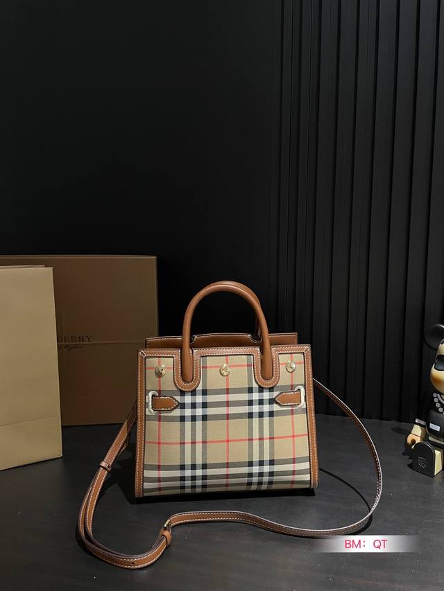 巴宝莉burberry 托特包 新款托特包包啊！ 侧面吸口模式手提的同时 蒂一根长肩带可以斜挎和单肩！ 尺寸：26*22