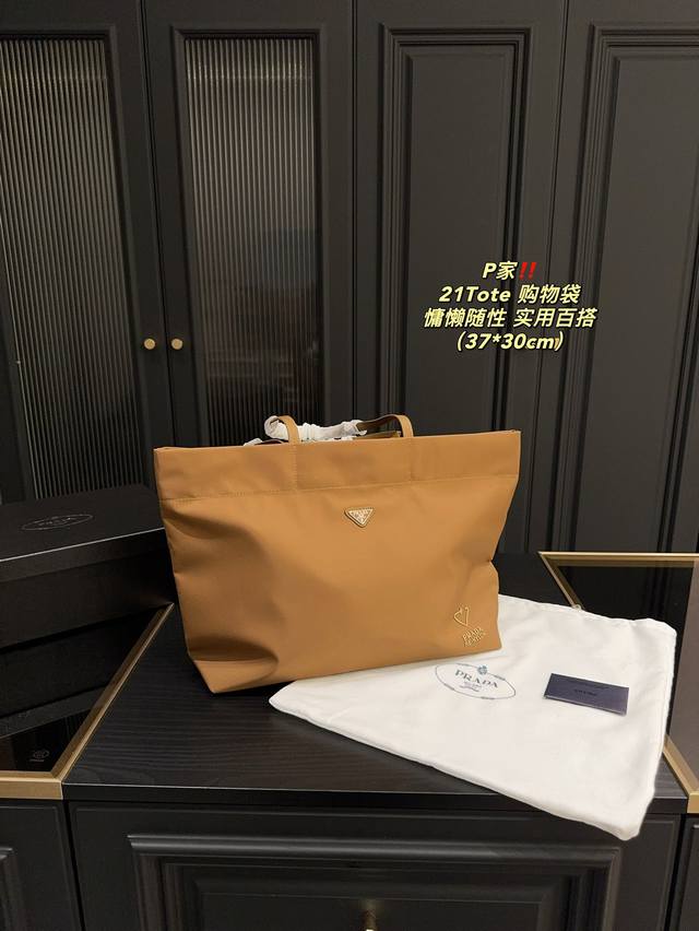 尺寸37.30 普拉达21Tote 购物袋 新款托特包 1Bg1073兴这款中号托特包采用 创新的再生尼龙面料打造，设计简约时尚。包身配有精美的saffiano