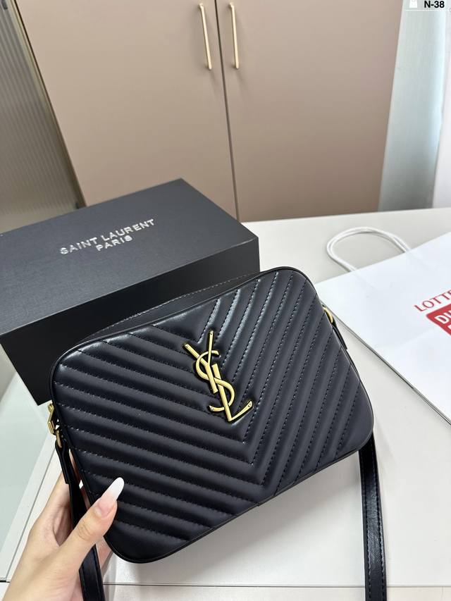 圣罗兰ysl 相机包最通用的包包莫过于就是这款小巧玲珑的圣罗兰小相机.包的手感很好 还耐刮耐噪哦 好用n-38尺寸22.7.16折叠盒