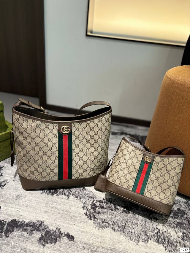 Gucci L New Ampivato新年新包 New Arpivate新年新包1写就一年美好 经典 Ophidia 系列又出新设计啦~ 开口式水桶包与肩背包