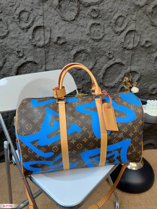 Lv 路易威登 限量新款 Keepall 旅行包 一只帅气能装的旅行袋 时尚爆发款火热来袭经典设计大气可观男女通用款 包包容量超大装 衣服 鞋子超能装 无论是手