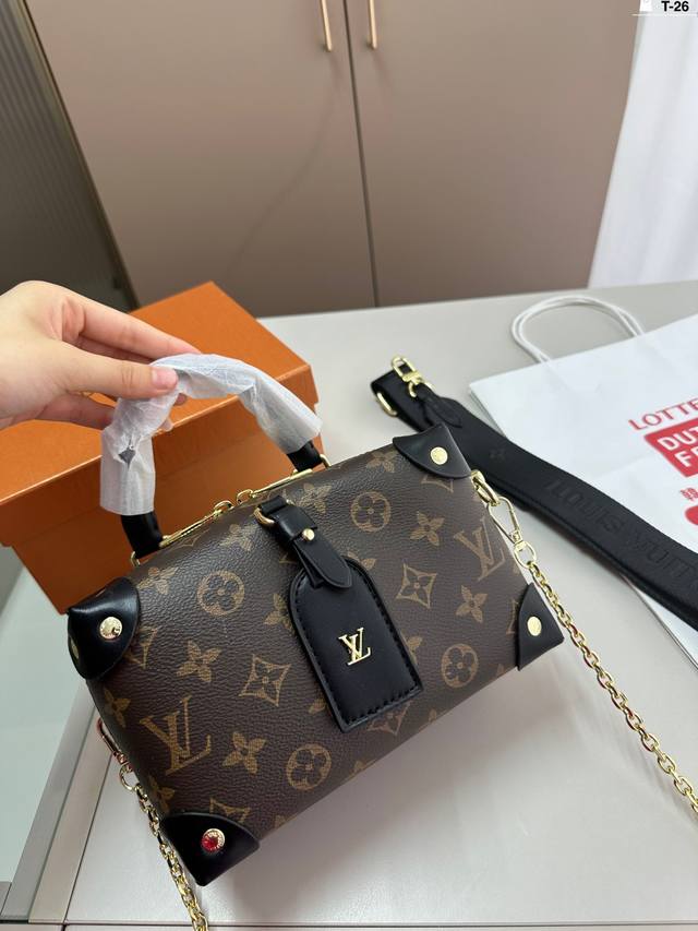 Lv Petite Malle Souple软盒子包 Lv走秀款软盒子 Petitemalle Souple 老花系列 融入四边角钟钉皮革加上行李牌 还带小链条