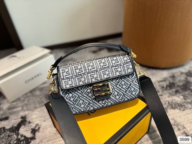 折叠盒 Fendi Baguette芬迪牛仔法棍包中号第一眼就觉得砸中了我。加上中号有一根较长的肩带，非常实用。装两个手机，钱包，钥匙，墨镜，口红，粉饼都毫无压